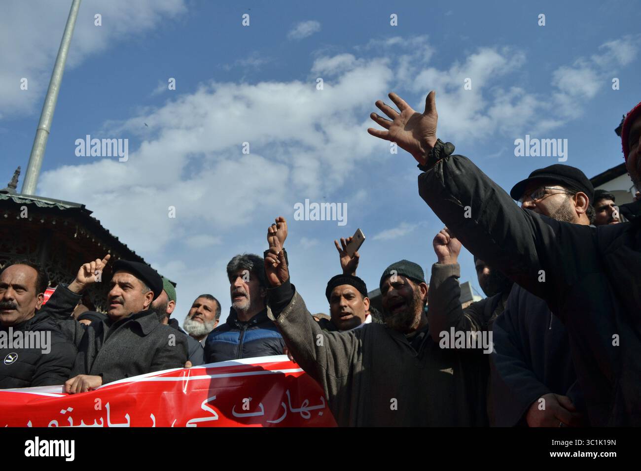 22 febbraio 2019 - Srinagar, Jammu e Kashmir, India - i commercianti del Kashmir hanno organizzato proteste a Srinagar, Kashmir contro la brutalità inflitta ai kashmiri nello Jammu e in altre parti dell'India continentale dalle forze indutvane. (Immagine di credito: © Masrat Zahra via ZUMA Wire) Foto Stock