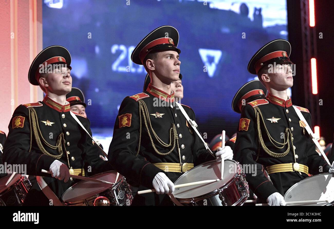 22 febbraio 2019 - Mosca, Russia - Una banda dell'esercito russo suona durante una serata di gala in occasione del Defender of the Fatherland Day presso il Palazzo del Cremlino di Stato il 22 febbraio 2019 a Mosca, Russia. (Immagine di credito: © Aleksey Nikolskyi via ZUMA Wire) Foto Stock