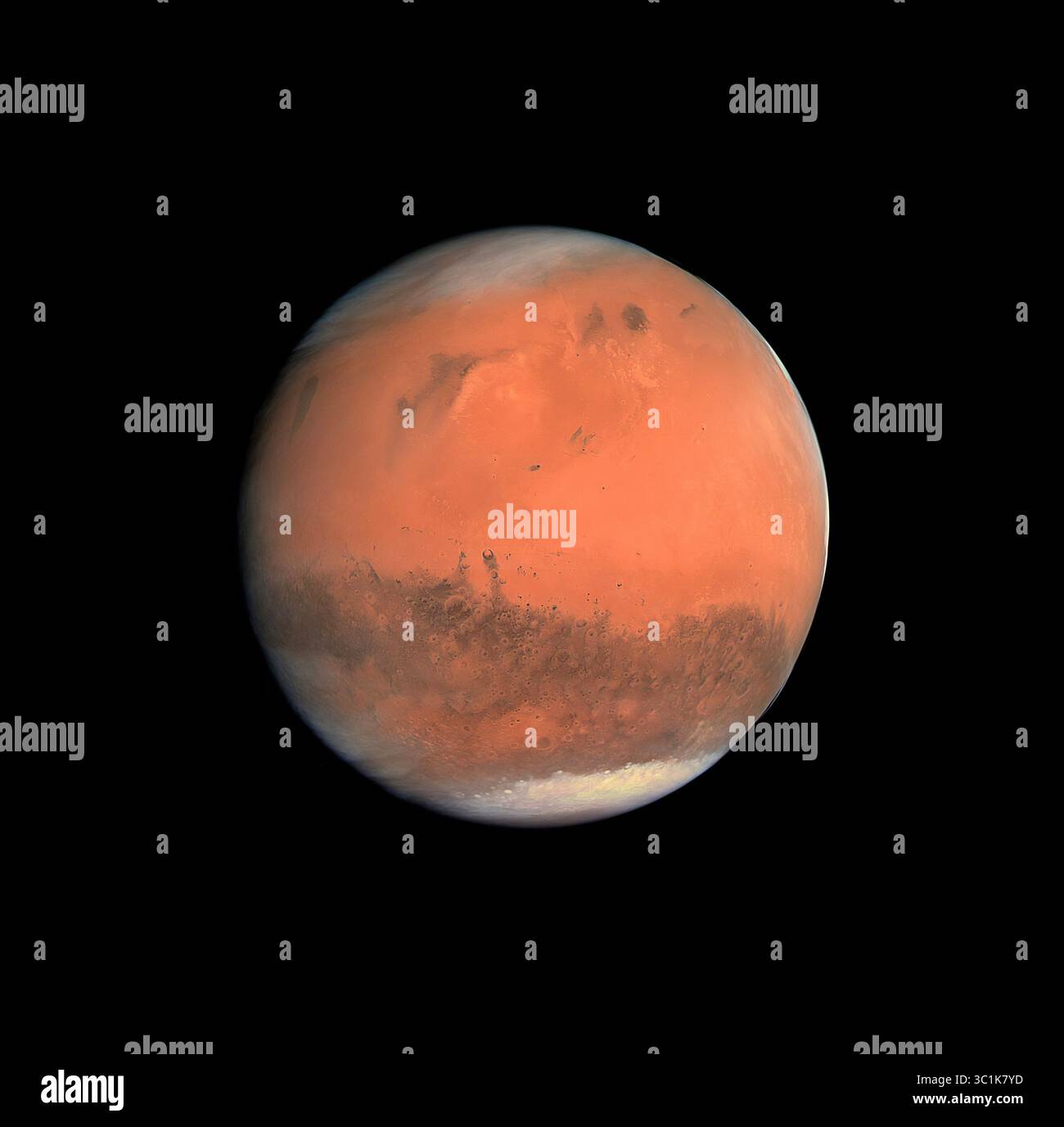 Una vista dettagliata del pianeta rosso marte che mostra la sua diversa superficie e la calotta polare di ghiaccio nello spazio profondo. Foto Stock
