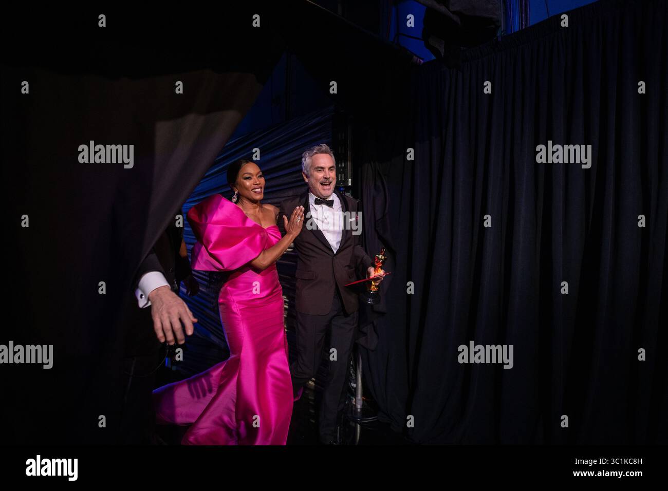 24 febbraio 2019 - Hollywood, California, Stati Uniti - Alfonso CuarÃ³n del Messico posa dietro le quinte con Angela Bassett con l'Oscar per la migliore lingua straniera durante gli Oscar o gli Oscar al Dolby Theatre di Hollywood. (Immagine di credito: © AMPAS/ZUMA Wire/ZUMAPRESS.com) Foto Stock