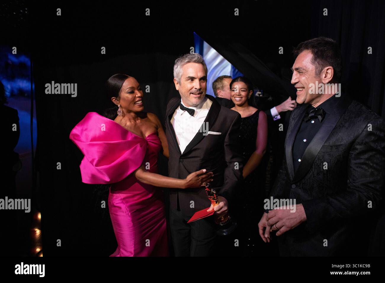 24 febbraio 2019 - Hollywood, California, Stati Uniti - Angela Bassett e Javier Bardem si congratulano con Alfonso CuarÃ³n, vincitore dell'Oscar per il miglior film in lingua straniera dell'anno, dietro le quinte durante gli Oscar o gli Oscar al Dolby Theatre di Hollywood. (Immagine di credito: © AMPAS/ZUMA Wire/ZUMAPRESS.com) Foto Stock