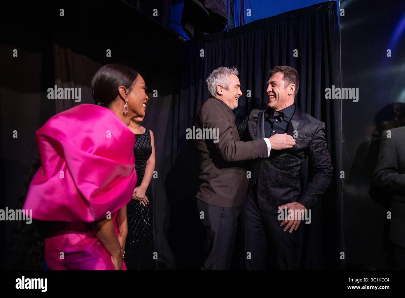 24 febbraio 2019 - Hollywood, California, Stati Uniti - Alfonso CuarÃ³n del Messico posa dietro le quinte con Angela Bassett e Javier Bardem con l'Oscar per la migliore lingua straniera durante gli Oscar o gli Oscar al Dolby Theatre di Hollywood. (Immagine di credito: © AMPAS/ZUMA Wire/ZUMAPRESS.com) Foto Stock
