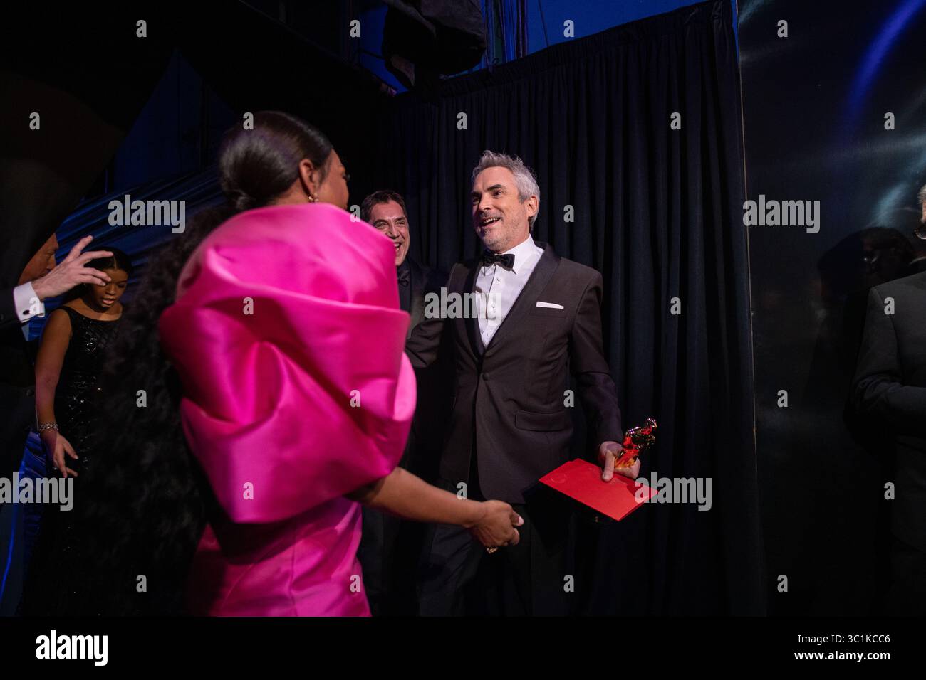 24 febbraio 2019 - Hollywood, California, Stati Uniti - Alfonso CuarÃ³n del Messico posa dietro le quinte con Angela Bassett e Javier Bardem con l'Oscar per la migliore lingua straniera durante gli Oscar o gli Oscar al Dolby Theatre di Hollywood. (Immagine di credito: © AMPAS/ZUMA Wire/ZUMAPRESS.com) Foto Stock