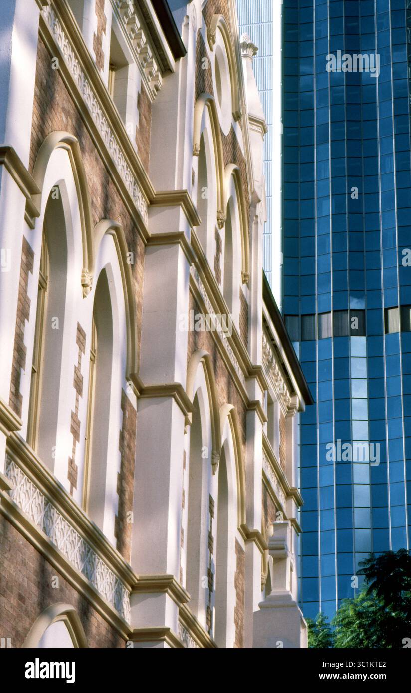 Facciata del Perth Heritage degli anni '1990 e moderna Torre di vetro in una prospettiva dinamica Foto Stock