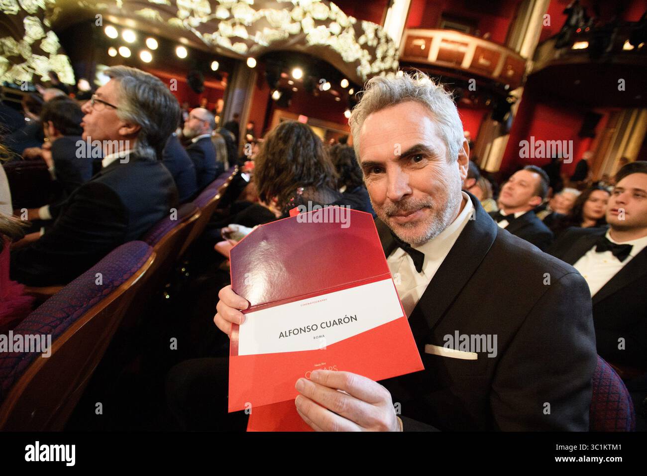 24 febbraio 2019 - Hollywood, California, Stati Uniti - Alfonso CuarÃ³n posa con la busta vincente per il successo in cinematografia durante gli Oscar o gli Oscar al Dolby Theatre di Hollywood. (Immagine di credito: © AMPAS/ZUMA Wire/ZUMAPRESS.com) Foto Stock