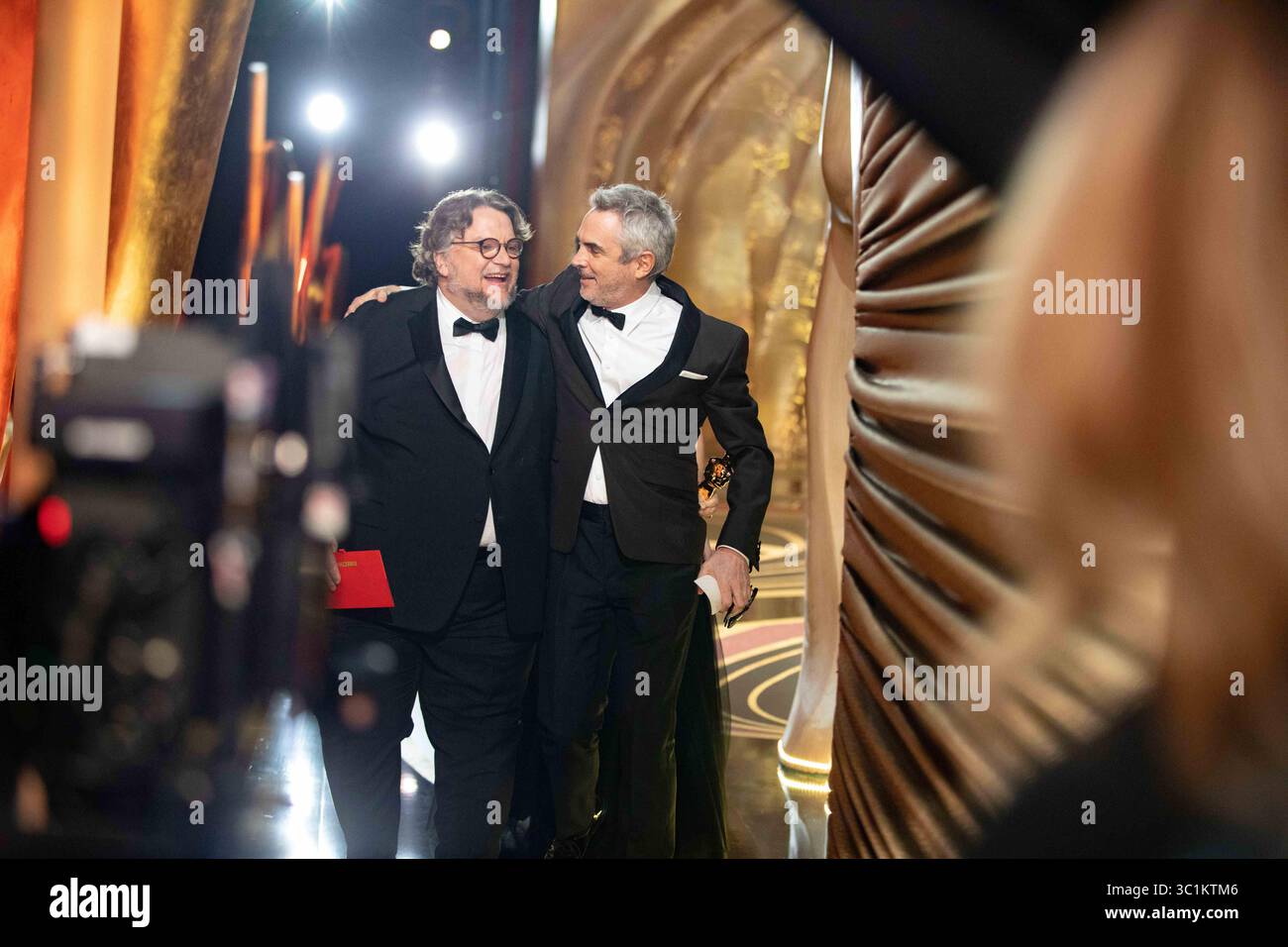 24 febbraio 2019 - Hollywood, California, Stati Uniti - Guillermo del Toro e il vincitore dell'Oscar Alfonso CuarÃ³n nel backstage durante gli Oscar o gli Oscar al Dolby Theatre di Hollywood. (Immagine di credito: © AMPAS/ZUMA Wire/ZUMAPRESS.com) Foto Stock
