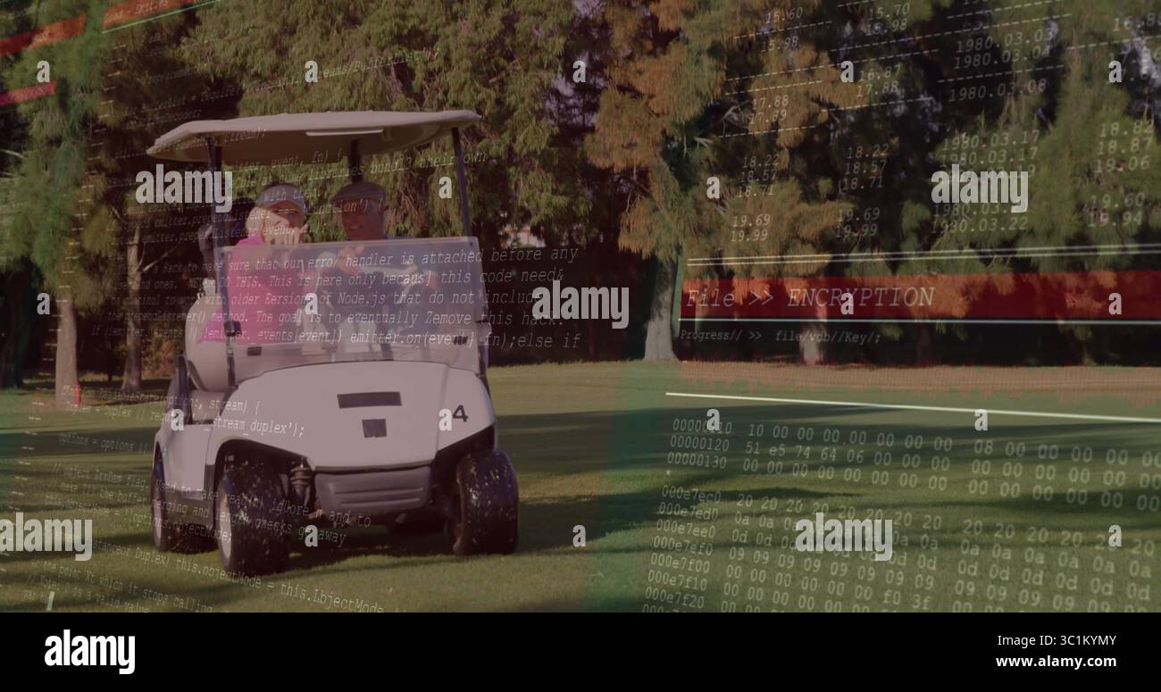 Golf cart da equitazione con coppia in polo lungo il green fairway, con sovrapposizione del codice DI CIFRATURA Foto Stock