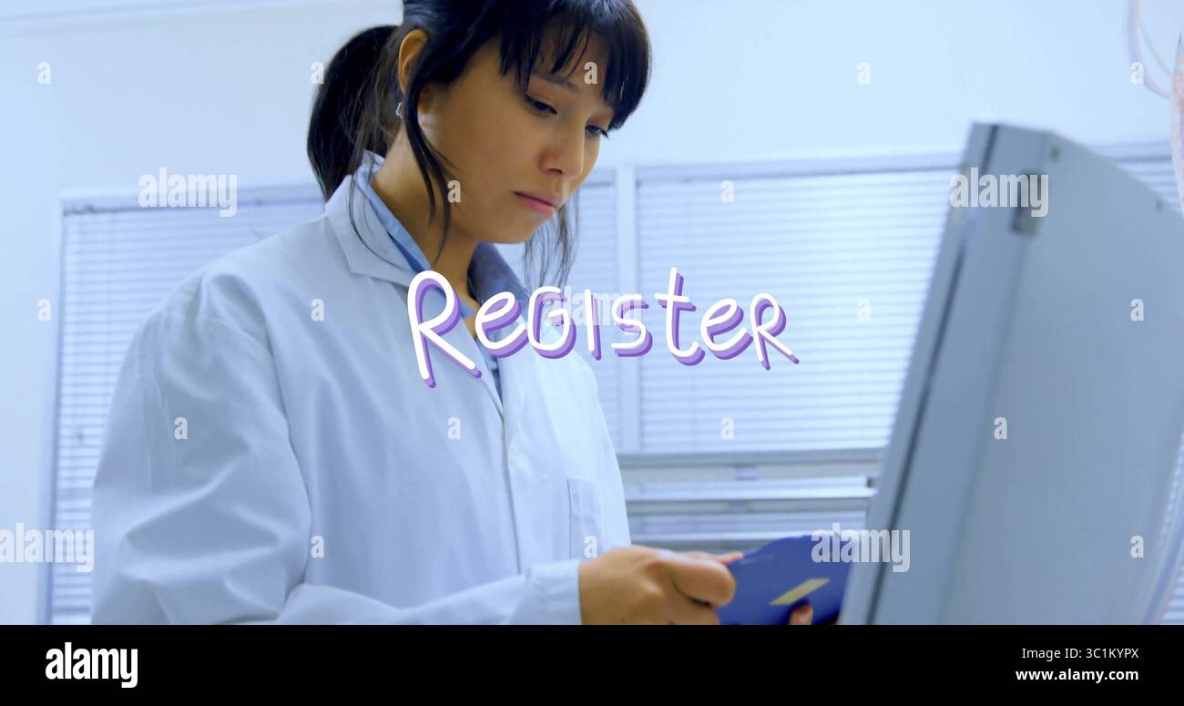 Tecnico di laboratorio asiatico adulto che immette i dati nella sala di laboratorio, con monitor per appunti e stetoscopio Foto Stock