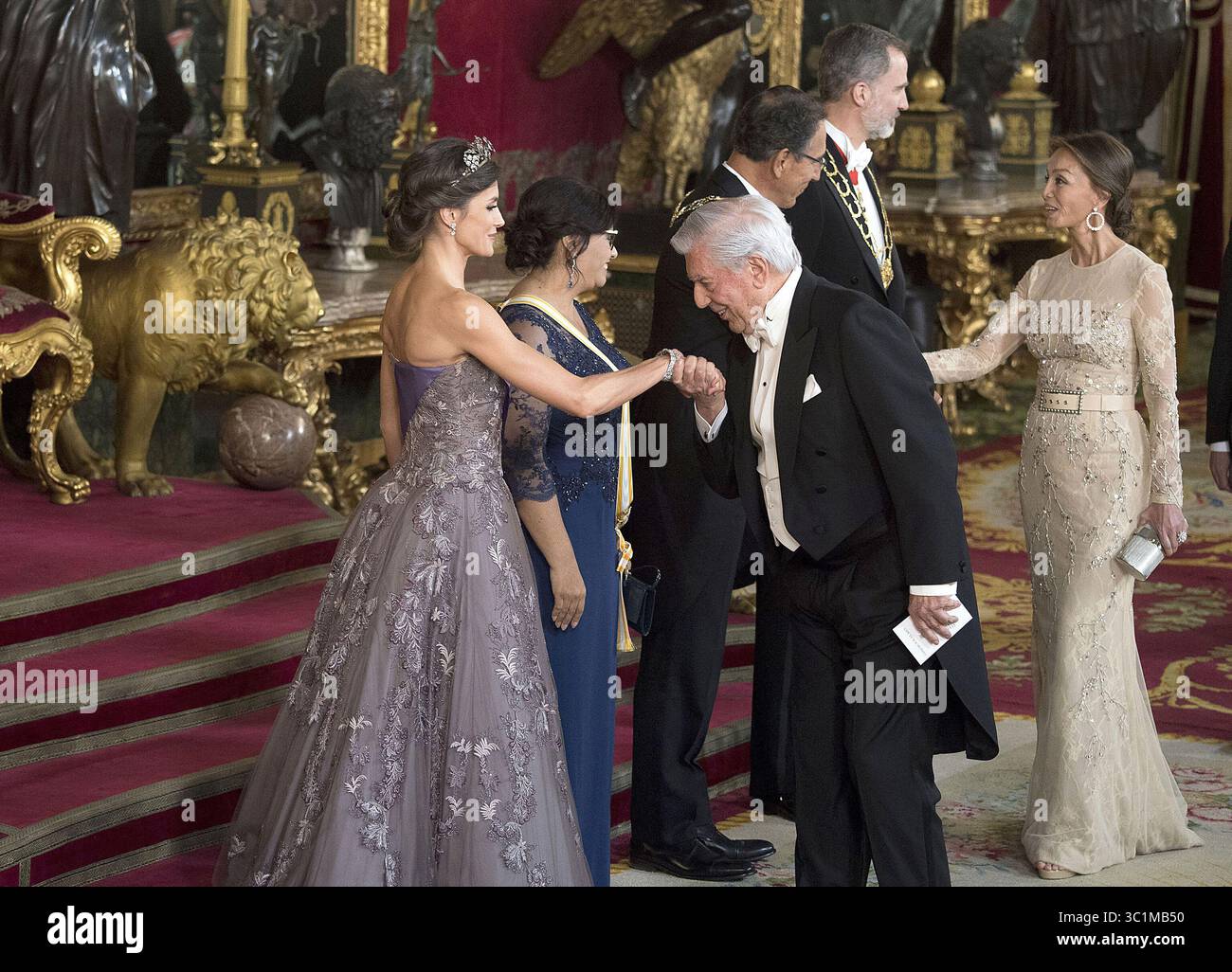 28 febbraio 2019 - Madrid, SPAGNA - la regina di Spagna Letizia, a sinistra, saluta lo scrittore peruviano Mario Vargas Llosa, accanto a Isabel Preysler, a destra, accanto al presidente peruviano Martin Vizcarra e al re spagnolo Felipe vi, secondo da destra, durante una cena ufficiale al Palazzo reale di Madrid mercoledì 27 febbraio 2019. CUARTO DE LA TORRE/POOL/PI (immagine di credito: © Prensa Internacional via ZUMA Wire) Foto Stock