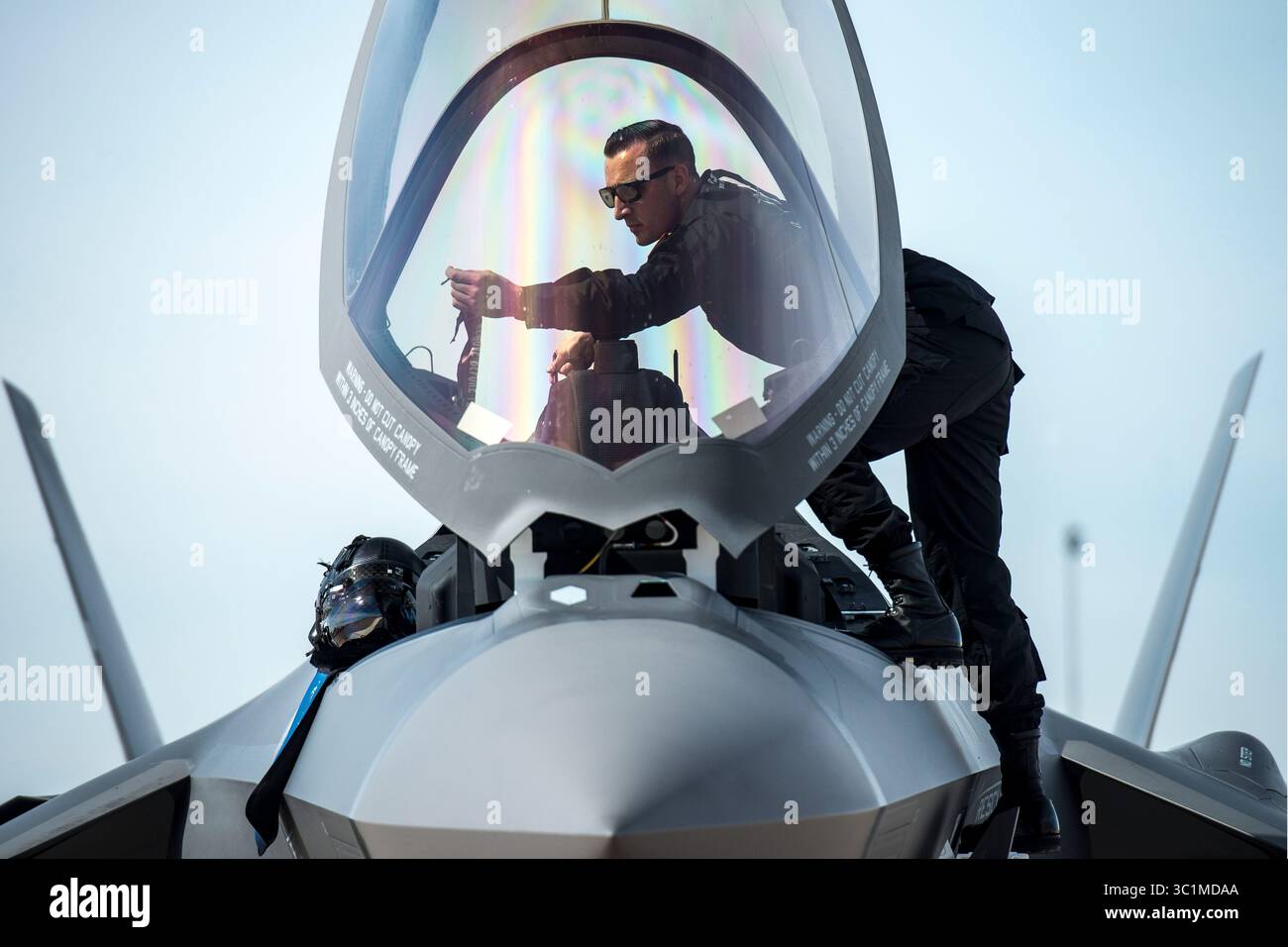 26 febbraio 2019 - Davis-Monthan AFB, Arizona, Stati Uniti - staff Sgt. Paul Ogletree, F-35 Demonstration Team Dedicated Crew Chief, si prepara a chiudere il baldacchino su un F-35A Lightning II alla Davis-Monthan Air Force base, Ariz., 26 febbraio 2019. Il team dimostrativo F-35 si è preparato a eseguire il volo di certificazione finale durante il corso di addestramento e certificazione del volo Heritage. (Immagine di credito: © U.S. Air Force/ZUMA Wire/ZUMAPRESS.com) Foto Stock