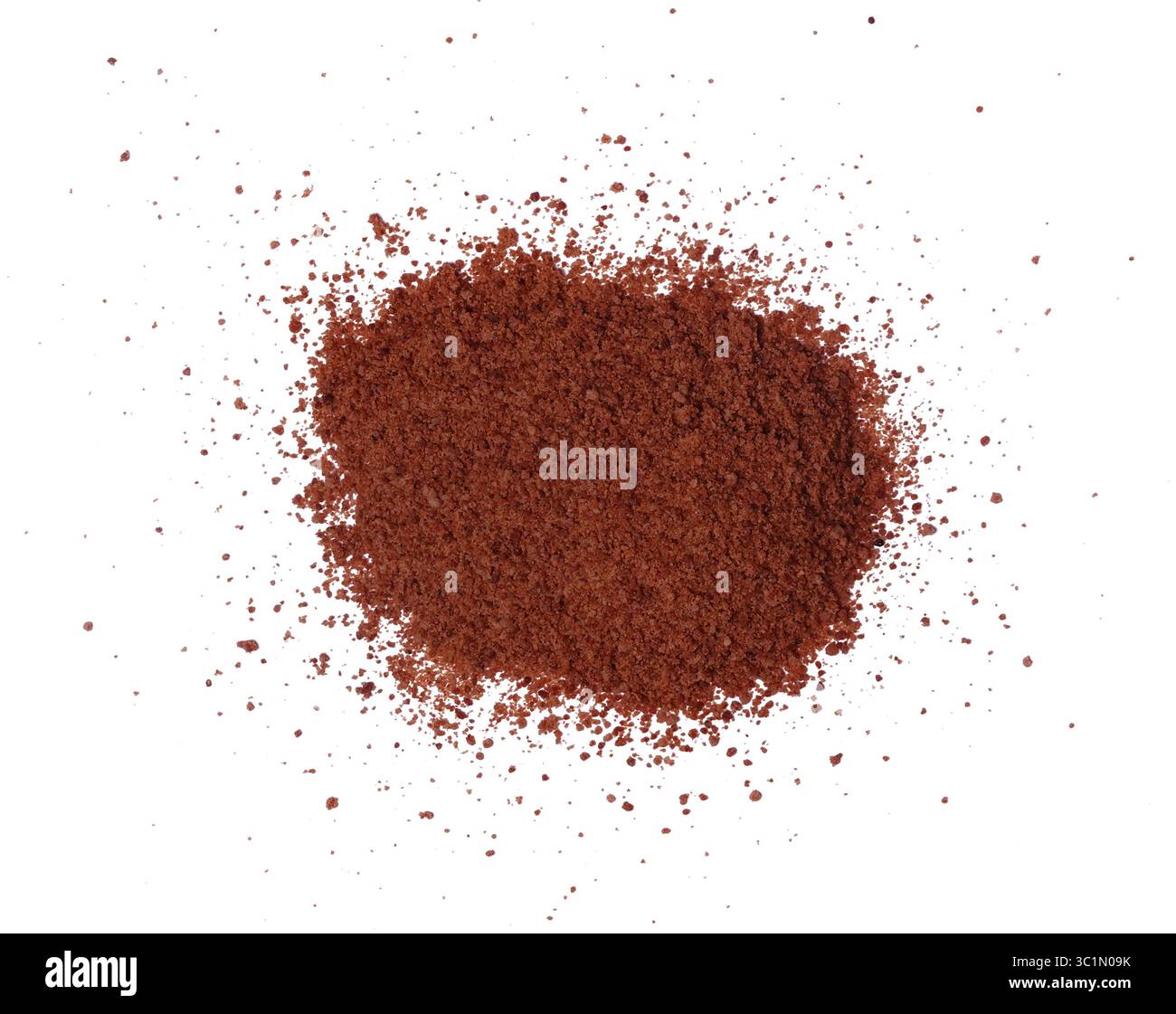 Piccola pila fatta di zucchero di cocco impilato su sfondo bianco. Un cumulo di zucchero di canna finemente macinato versato su un layout leggero. Vista dall'alto verso il basso. Foto Stock