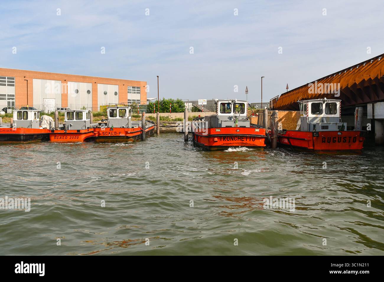 Piccole imbarcazioni da carico ormeggiate all'Isola nuova del Tronchetto, un'isola artificiale creata negli anni '1960, Venezia, Veneto, Italia Foto Stock