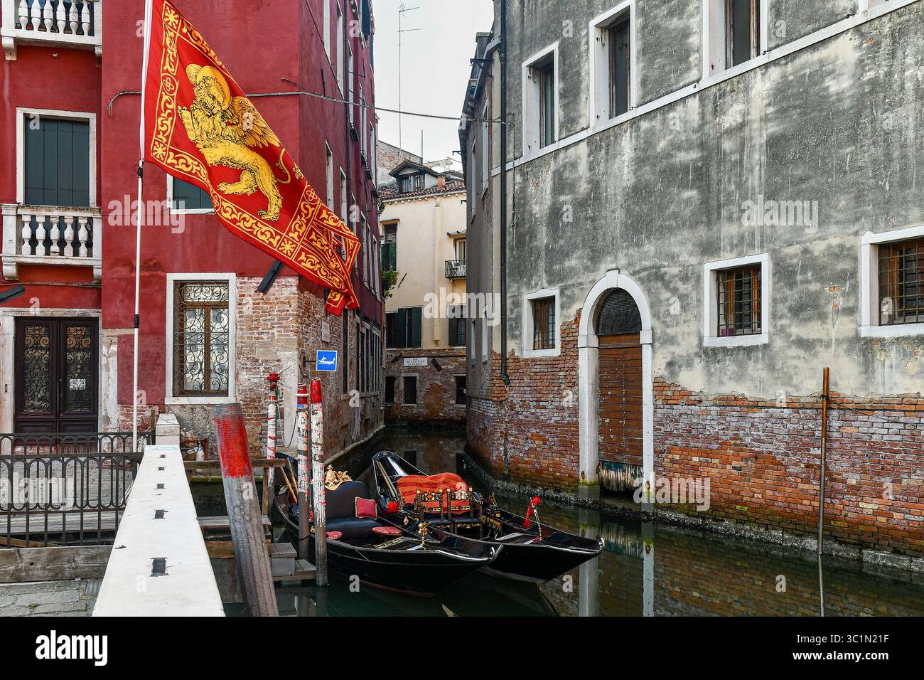 Una bandiera della Repubblica di Venezia, con il Leone di San Marco, simbolo del santo patrono della città, in un angolo di campo Sant'Anzolo, Venezia, Italia Foto Stock