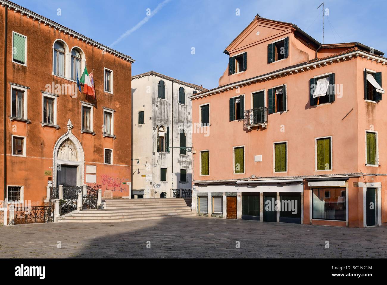 Campo Sant'Anzolo con il Ponte dei Frati e l'ex convento agostiniano di Santo Stefano, oggi sede dell'Agenzia delle entrate di Venezia Foto Stock