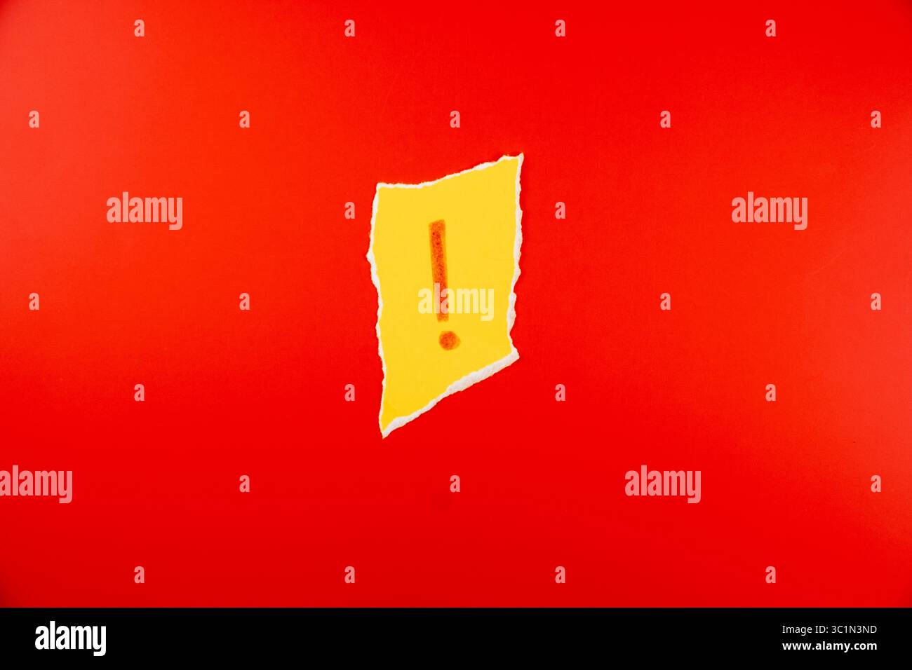 punto esclamativo su sfondo strappato , espressioni flatlay grafico Foto Stock
