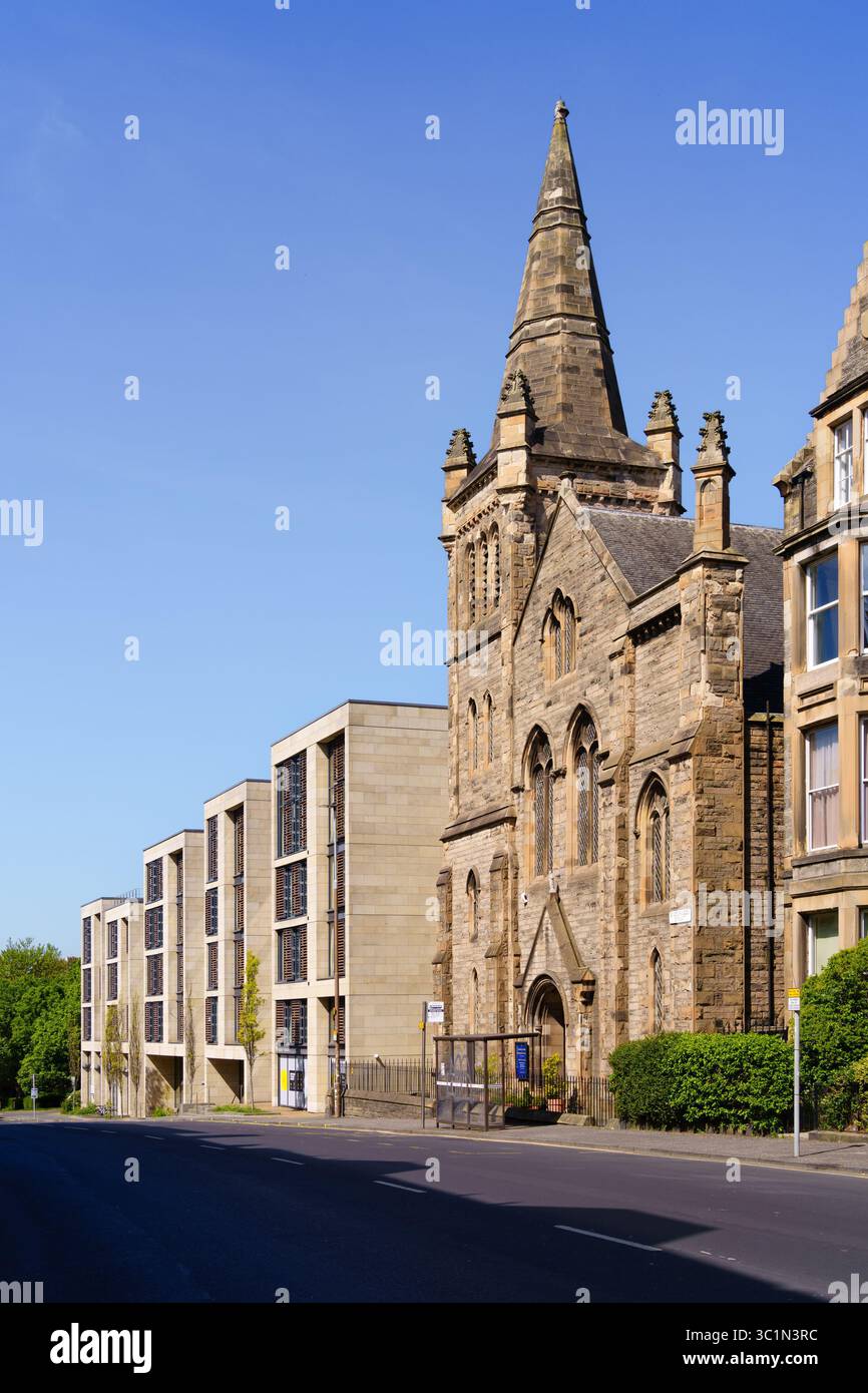 Edimburgo, Scozia, Regno Unito - residenze studentesche St Leonards di Alan Murray Architects, con Saint Margaret & Leonard Catholic Church Foto Stock