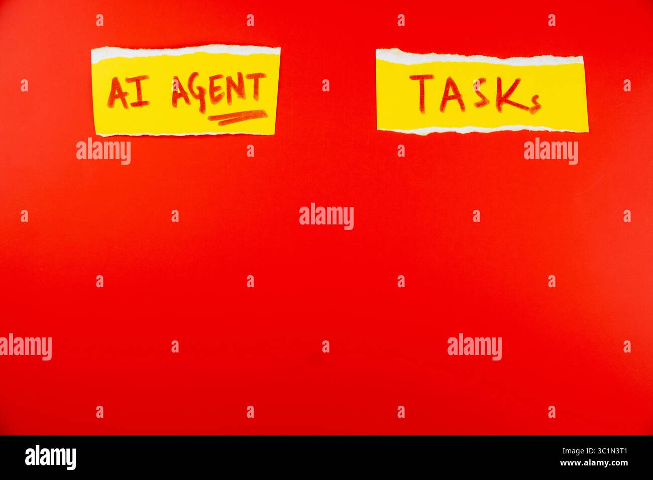 Attività degli agenti DI INTELLIGENZA ARTIFICIALE scritte su carta strappata su uno sfondo rosso brillante per l'uso creativo e di marketing nelle presentazioni tecnologiche e aziendali Foto Stock