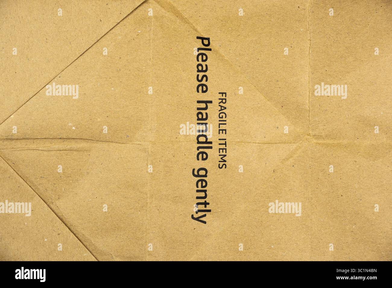 Confezione in carta marrone con adesivo fragile Foto Stock