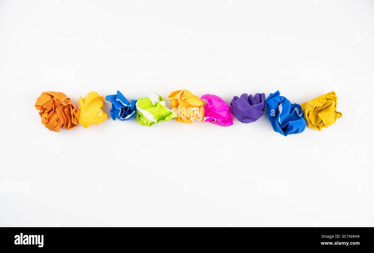 Palle di carta increspata dai colori vivaci isolate su sfondo bianco per attività artistiche o progetti creativi Foto Stock