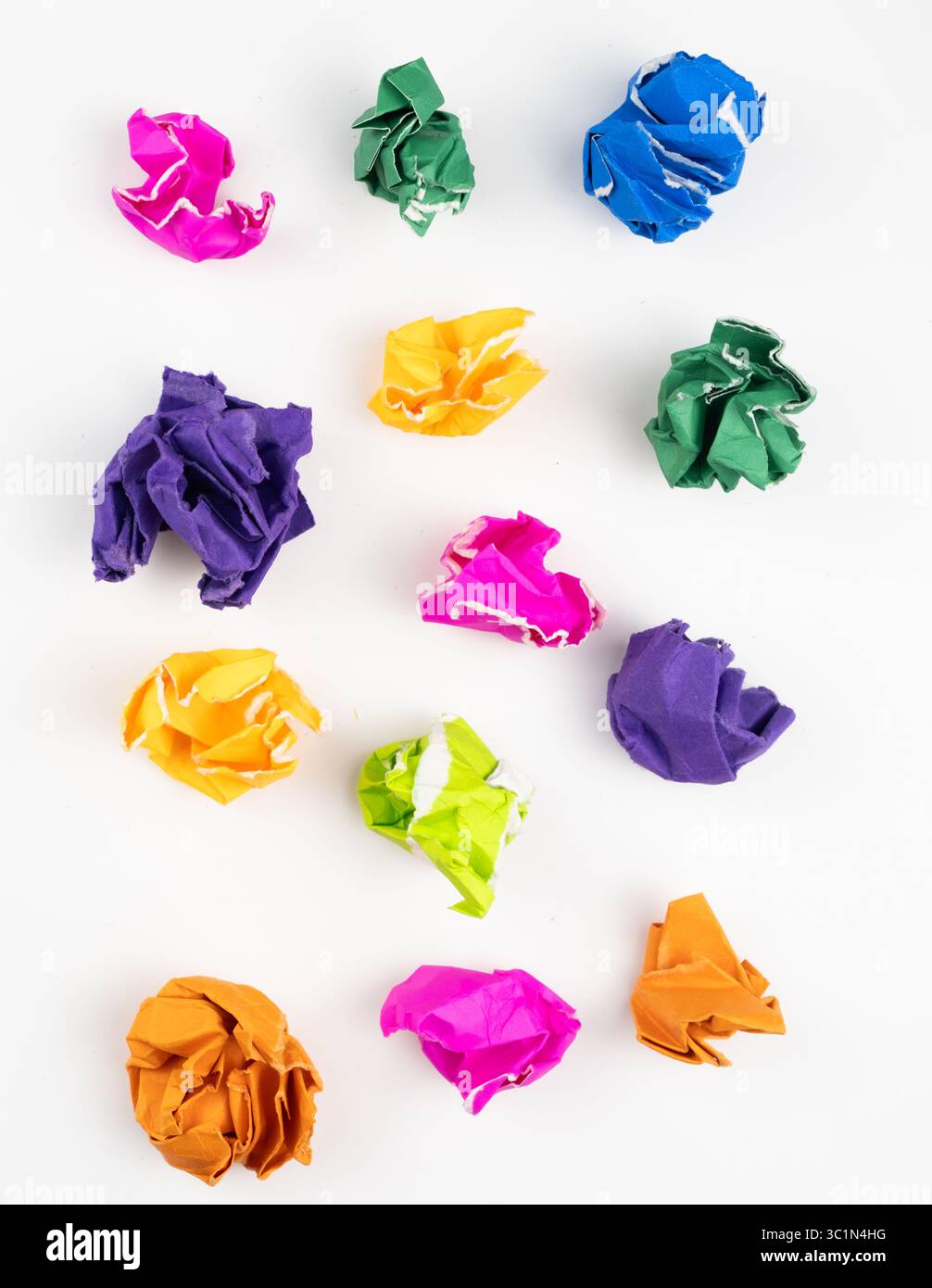 Sfondo verticale con sfere di carta colorate deformate in varie tonalità di viola, rosa, verde, giallo e arancione isolate su sfondo bianco per C. Foto Stock