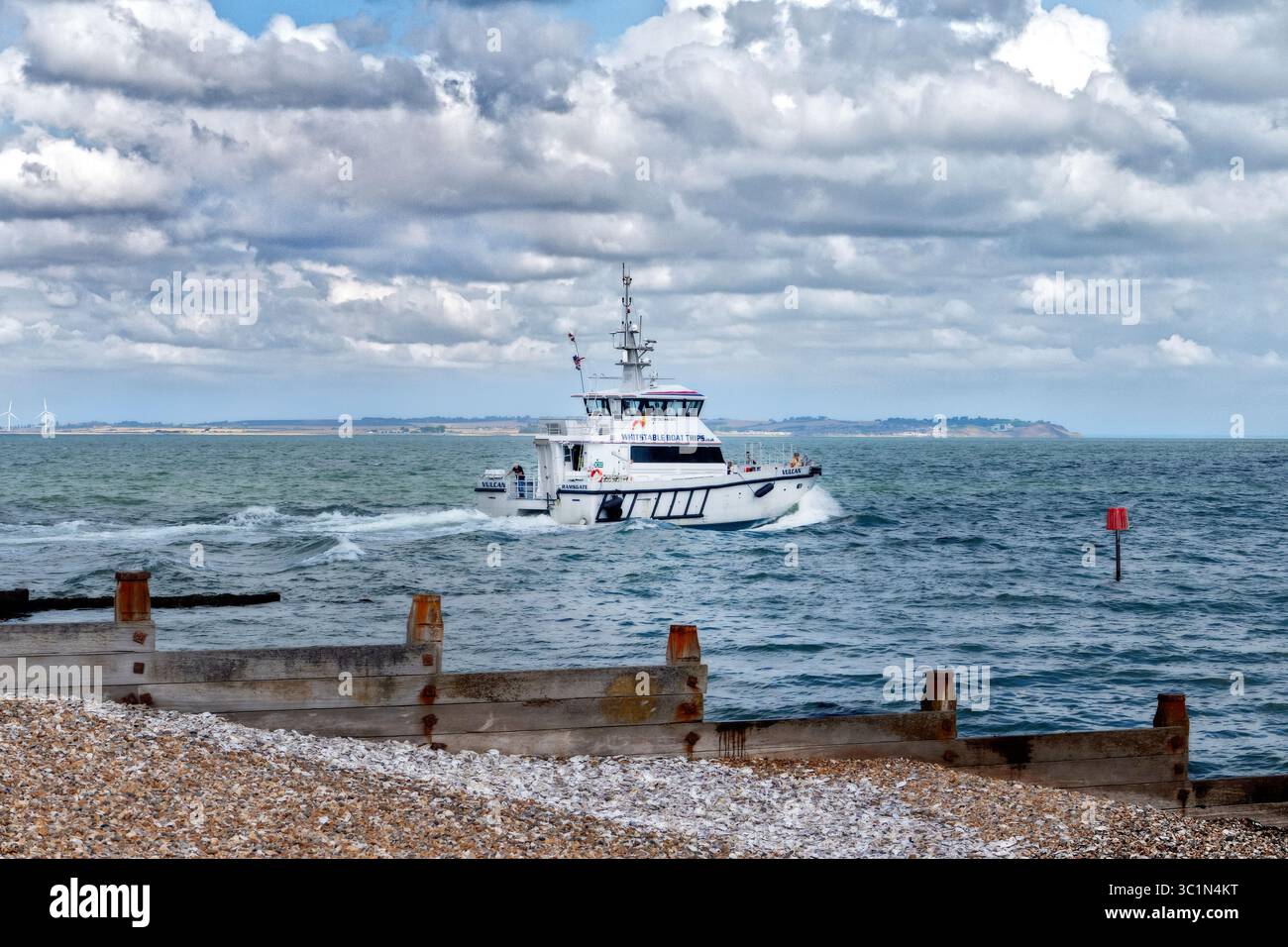 La barca a motore Vulcan della compagnia Whitstable Boat Trips lascia il porto di Whitstable. Foto Stock