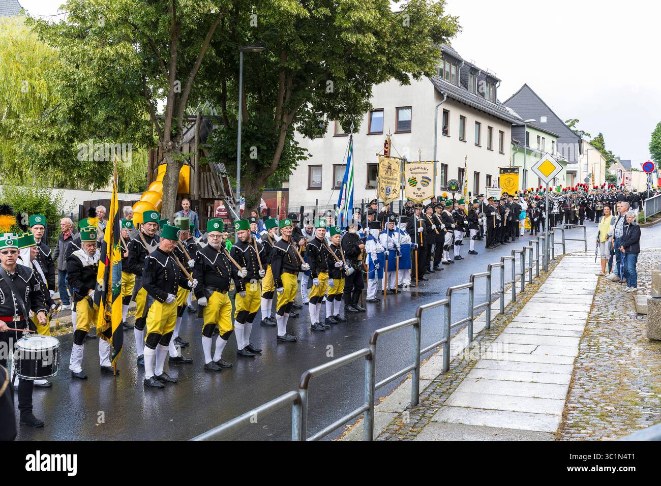 Bergstreittag 2025 a Schneeberg, stolz tragen die Bergmänner aller Gewerke ihren habit an diesem traditionellen Tag, Große Bergparade von Neustädtel Foto Stock
