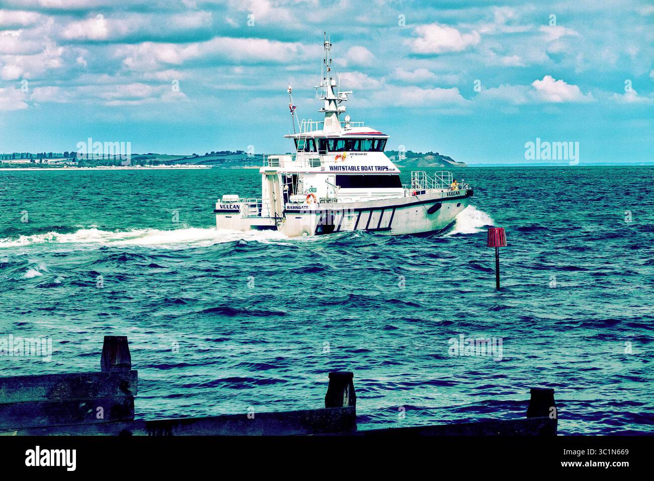 La barca a motore Vulcan della compagnia Whitstable Boat Trips lascia il porto di Whitstable. Foto Stock