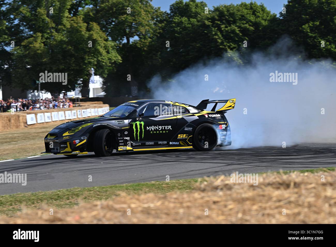 Steve Biagioni, Baggsy, Nissan GT-R, Catch My Drift, l'arte di trasformare gli pneumatici in fumo in modo artistico mentre si guida alla deriva lateralmente come pos Foto Stock