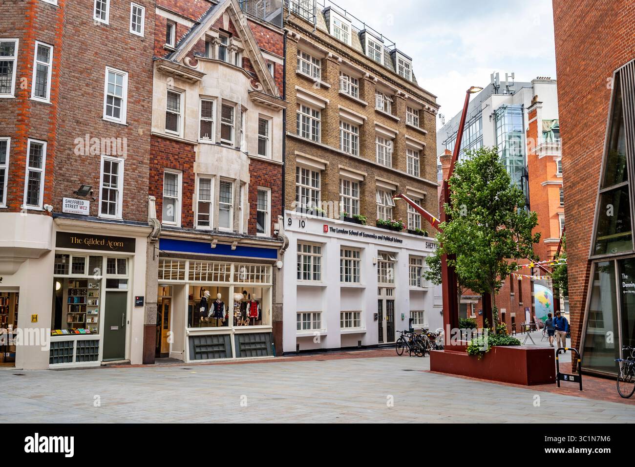 Incantevole vista lungo Sheffield Street nel centro di Londra con facciate d'epoca, negozi indipendenti e caffetterie incorniciate dall'architettura moderna, Londra, Regno Unito Foto Stock
