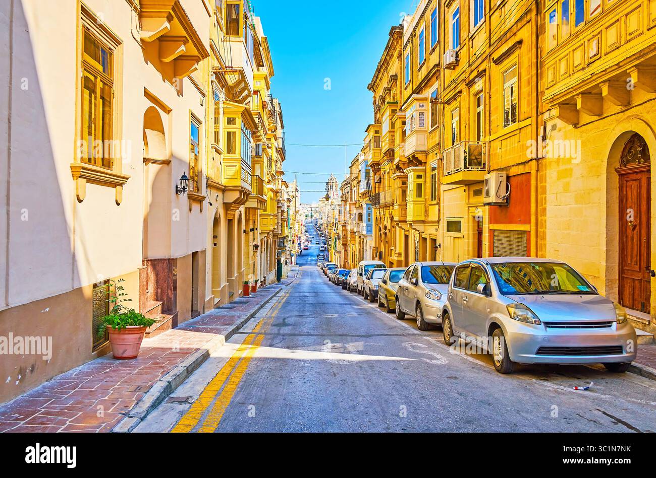 Victoria Street è una delle strade più lunghe della città alta di L-Isla, Senglea, Malta Foto Stock