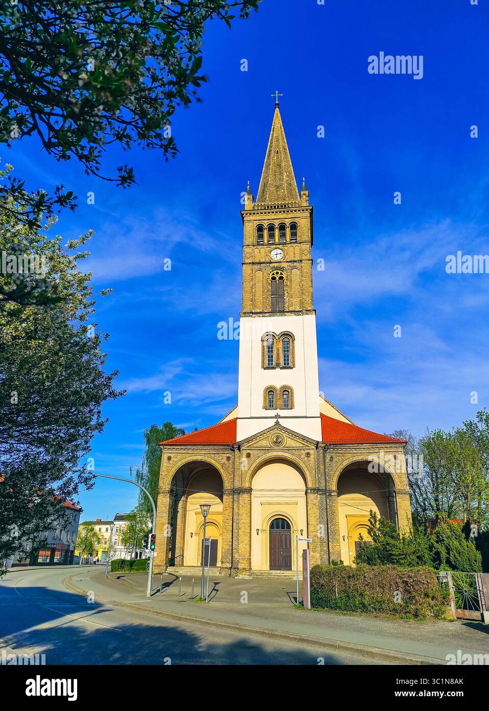 Storica chiesa di San Nicola (St. Nicolai-Kirche) a Oranienburg, Germania, catturata in una giornata di sole primaverile. Costruito nel 1866. Uno dei punti di riferimento di Orani Foto Stock