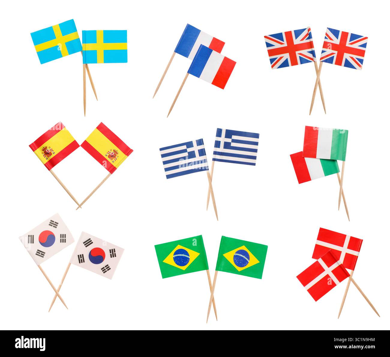 Bandierine di carta di piccole dimensioni di diversi paesi isolate su bianco, set. Svezia, Grecia, Regno Unito, Brasile, Spagna, Corea del Sud, Italia, Danimarca e Francia Foto Stock