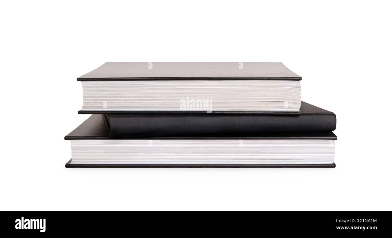 Un lato anteriore in vista di una pila di tre libri di studio, libri di testo, su un tavolo isolato su uno sfondo bianco Foto Stock