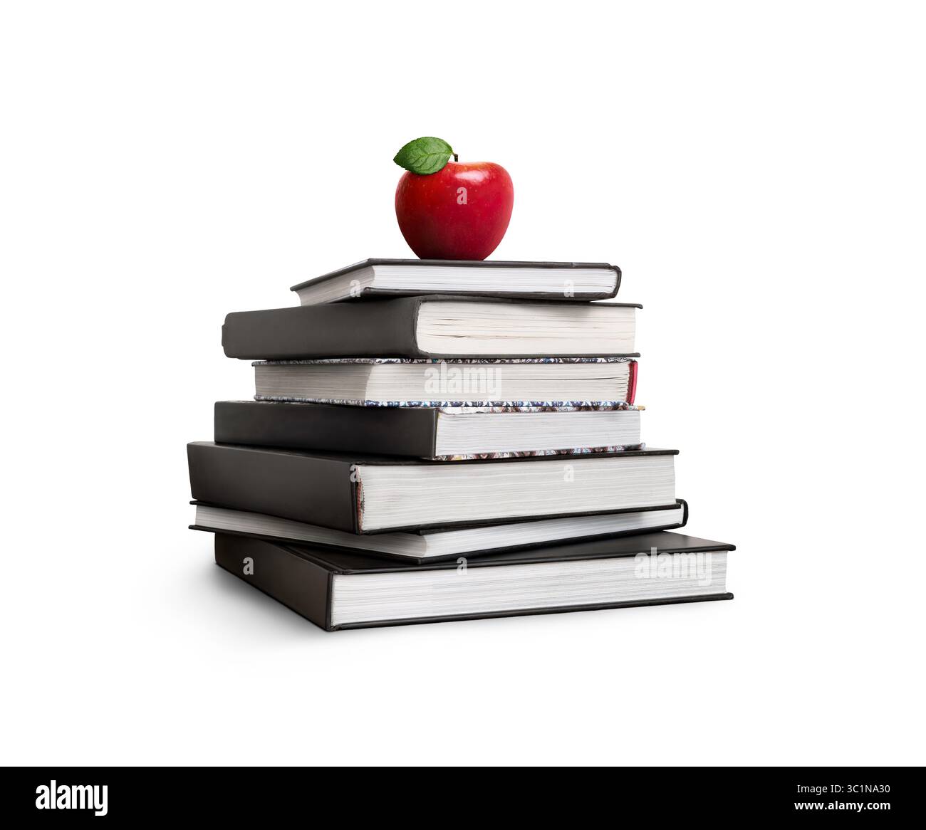 Una pila di 7 libri per tornare a scuola con una mela rossa per l'insegnante o per il bambino come spuntino sano durante la lezione Foto Stock