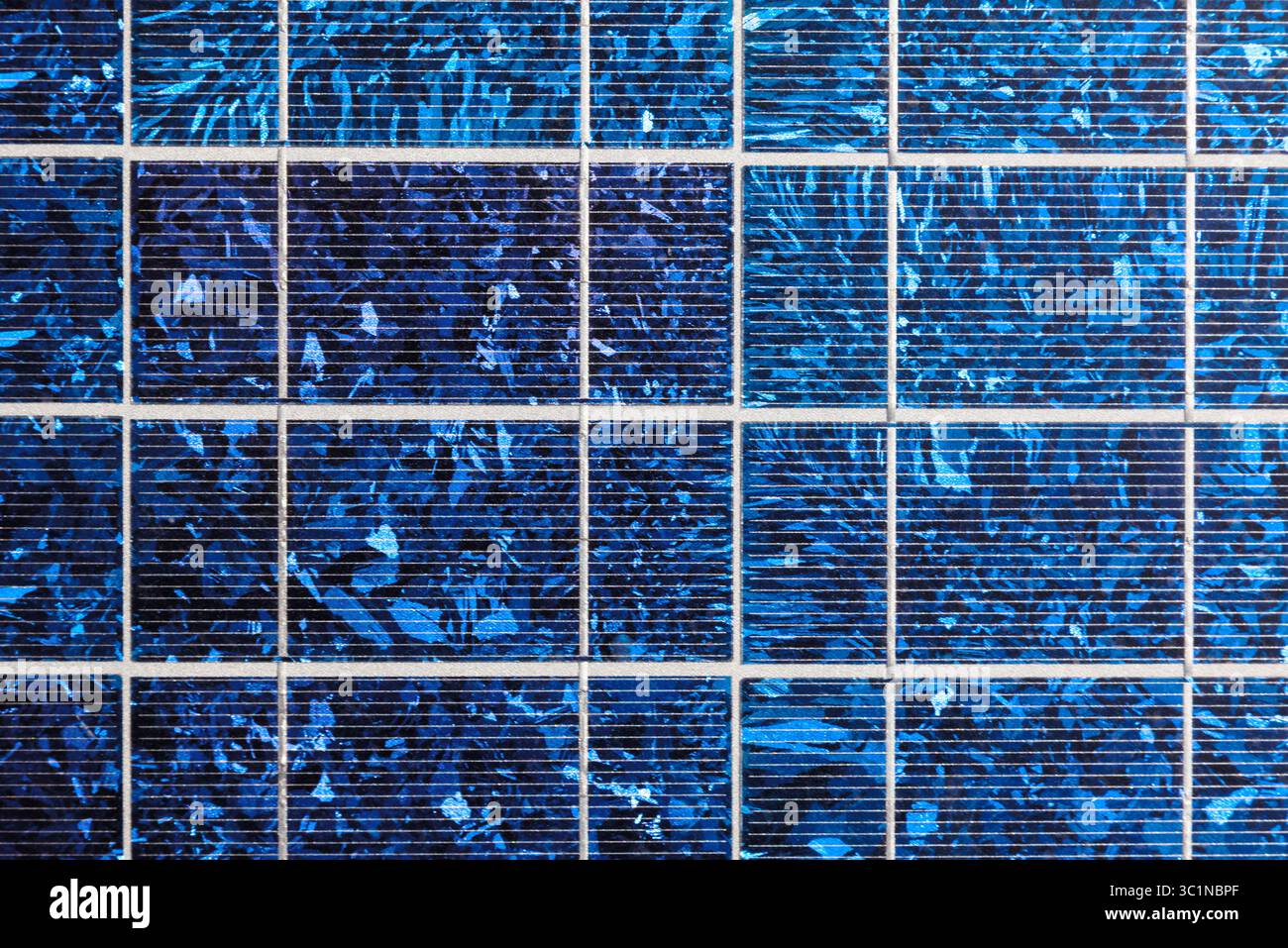 Primo piano sullo sfondo dei pannelli solari. Sistemi solari per la produzione di energia elettrica. Foto Stock