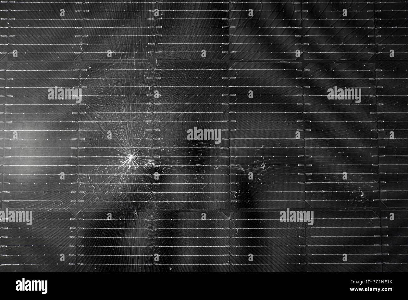 Primo piano di un pannello solare fotovoltaico frantumato che presenta danni estesi alla superficie Foto Stock