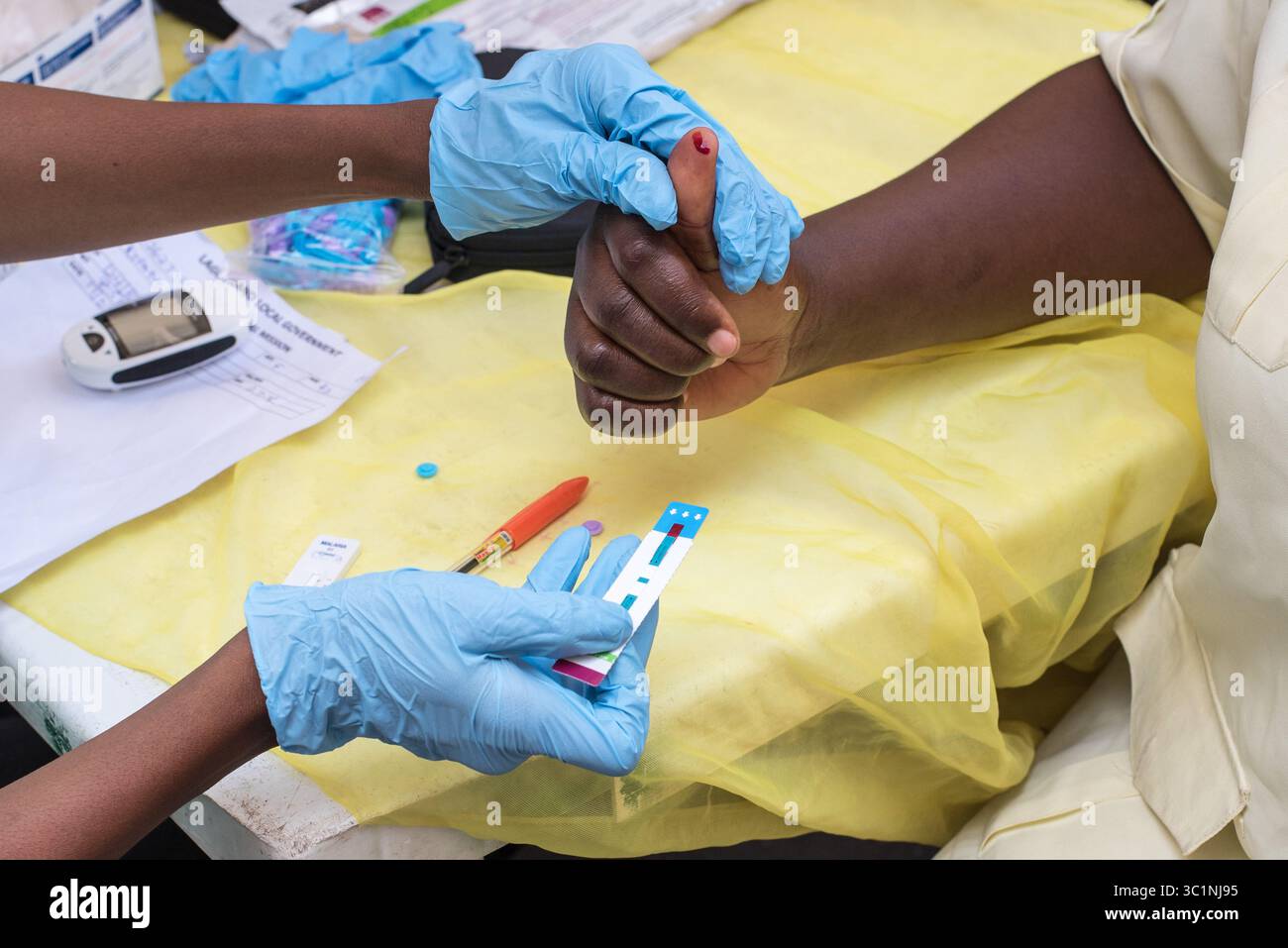 Il personale medico preleva campioni di sangue durante una sensibilizzazione medica organizzata dal Presidente del governo locale dell'isola di Lagos Foto Stock