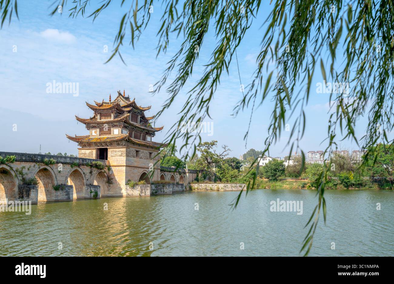 Ponte a diciassette buche (Ponte del Drago doppio) nella contea di Jianshui, Cina. La costruzione durante il periodo Qianlong della dinastia Qing è stata Foto Stock