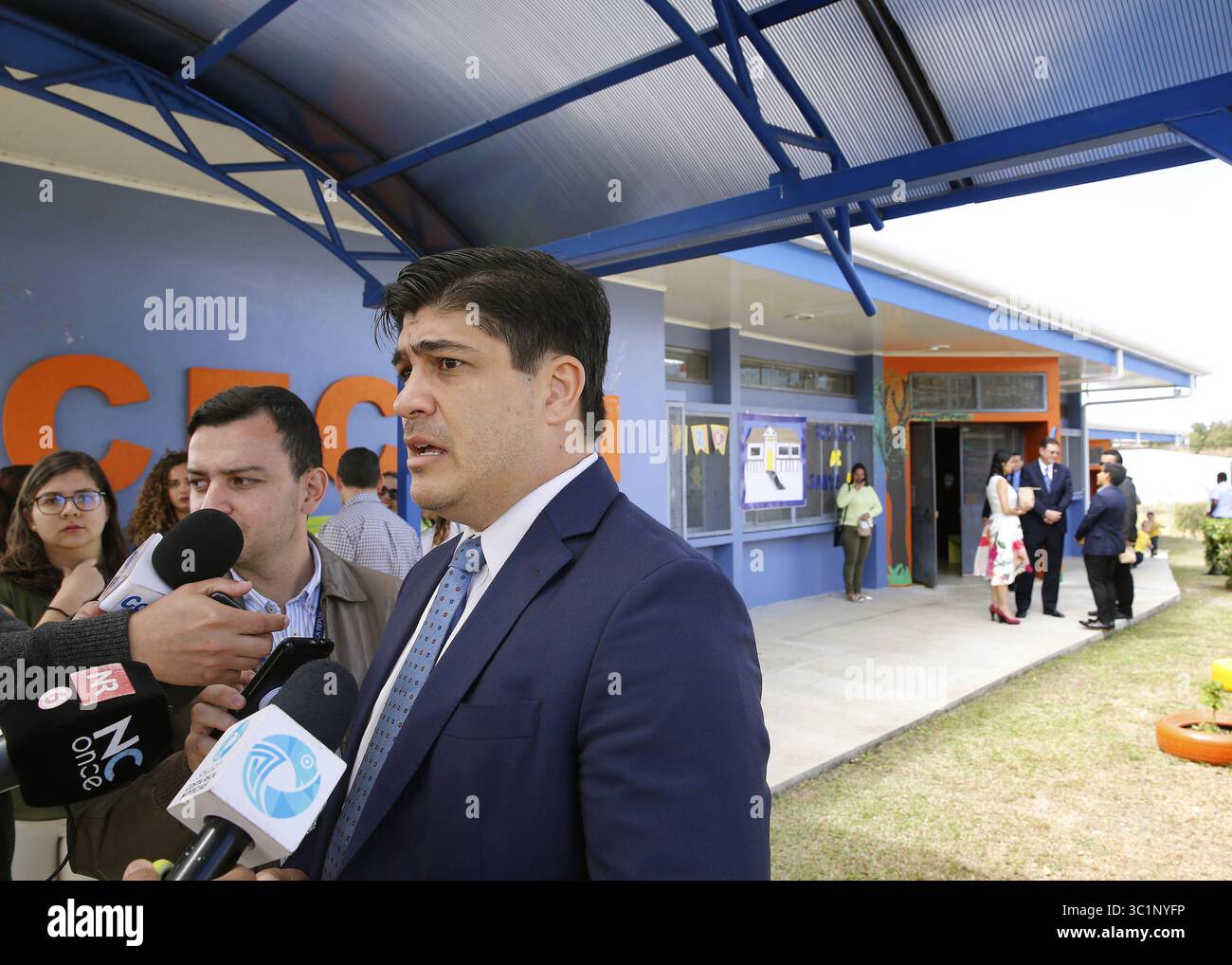 6 marzo 2019 - 06032019. Centro de Cuido Diurno (CECUDI) in San Isidro de Heredia. El presidente de la RepÃÂºblica, Carlos Alvarado, y otros representantes de gobierno firmaron un decreto de paternidad en el Centro de Cuido de San Isidro de Heredia. EN la foto: El presidente Alvarado brindÃÂ³ declaraciones a la prensa. Foto: Albert MarÃÂ­n (immagine di credito: © la Nacion via ZUMA Press) Foto Stock