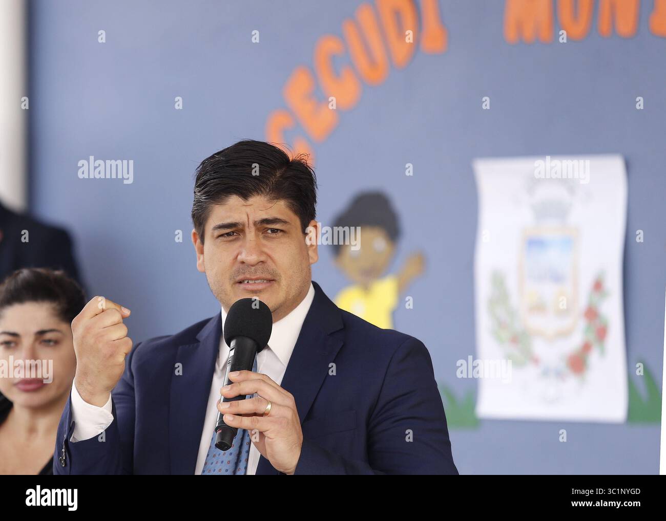 6 marzo 2019 - 06032019. Centro de Cuido Diurno (CECUDI) in San Isidro de Heredia. El presidente de la RepÃÂºblica, Carlos Alvarado, y otros representantes de gobierno firmaron un decreto de paternidad en el Centro de Cuido de San Isidro de Heredia. EN la foto: Carlos Alvarado se dirije a los presentes explicando los alcances del decreto.foto: Albert MarÃÂ­n (immagine di credito: © la Nacion via ZUMA Press) Foto Stock