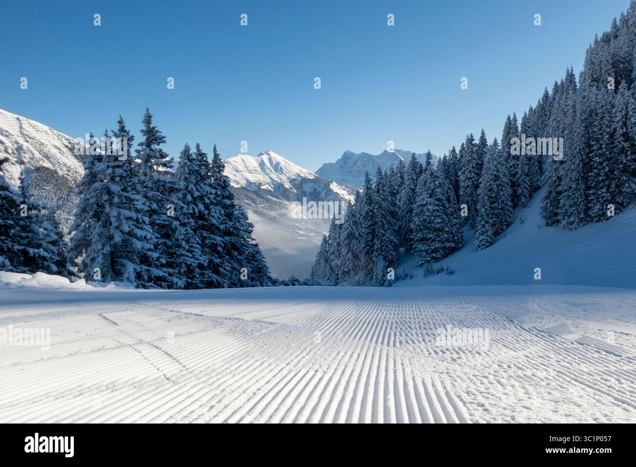 Pista da sci preparata a Berwang Bergbahnen Hochalm con Zugspitze sullo sfondo Foto Stock