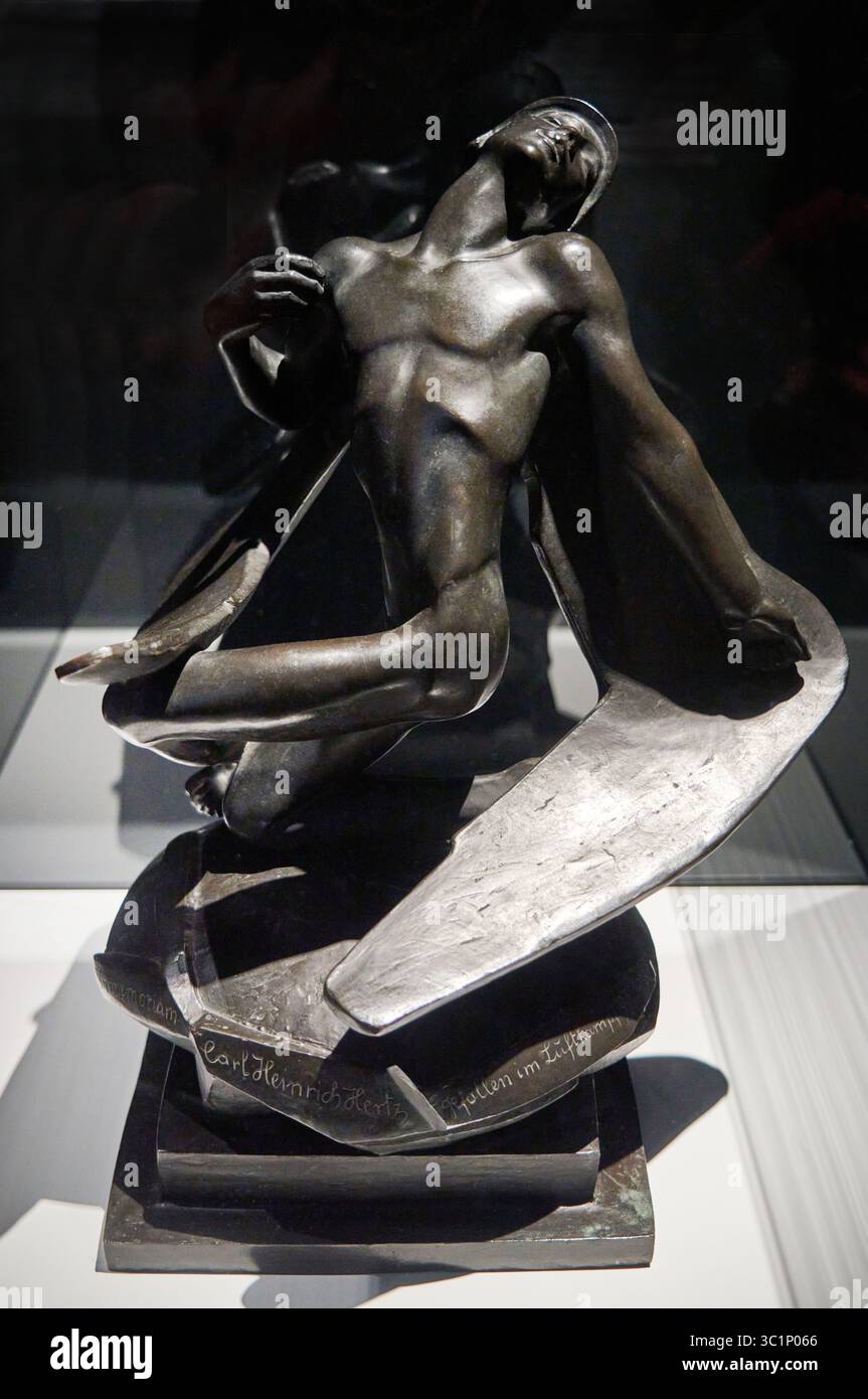 Georg Kolbe (1877-1947), Falling Pilot/Icarus, Stürzender Flieger/Ikarus, 1919, Bronzo. Foto Stock