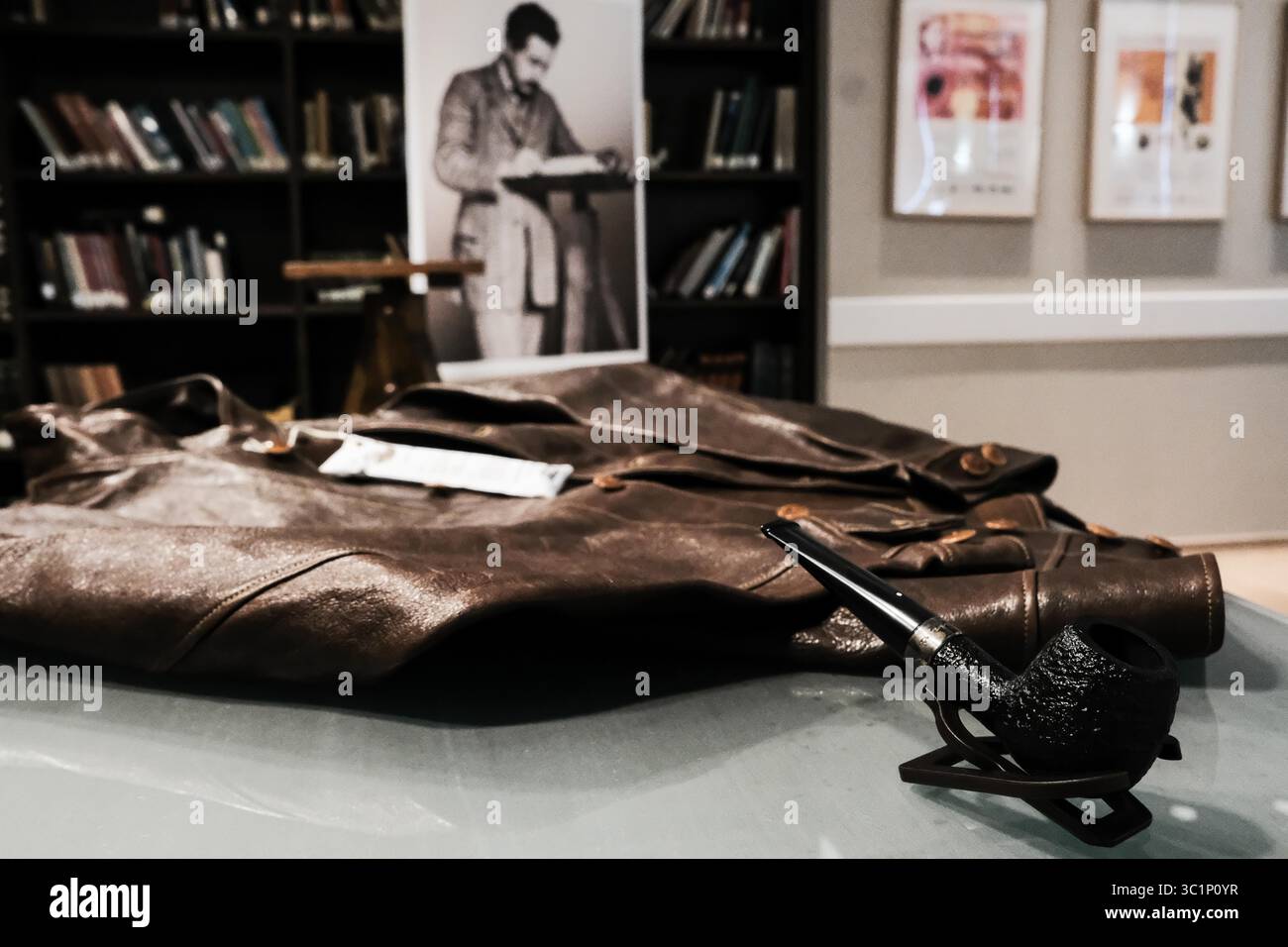 6 marzo 2019 - Gerusalemme, Israele - una delle iconiche pipe di Einstein e una giacca in pelle, prodotta da Levi Strauss & Co., che è apparsa sulla copertina di Time Magazine e fu successivamente riacquistata da Levi's in un'asta da Christie's di Londra per oltre $ 146.000, sono esposte all'Università ebraica di Gerusalemme. In occasione del 140° compleanno del Prof. Albert Einstein, l'Università ebraica di Gerusalemme ha svelato 110 pagine di manoscritti di Einstein appena donate, sia personali che scientifiche, che hanno fatto luce sulla vita e sui tempi dello scienziato, in un evento stampa presso il Givat RAM Safra Campus di Jerusale Foto Stock