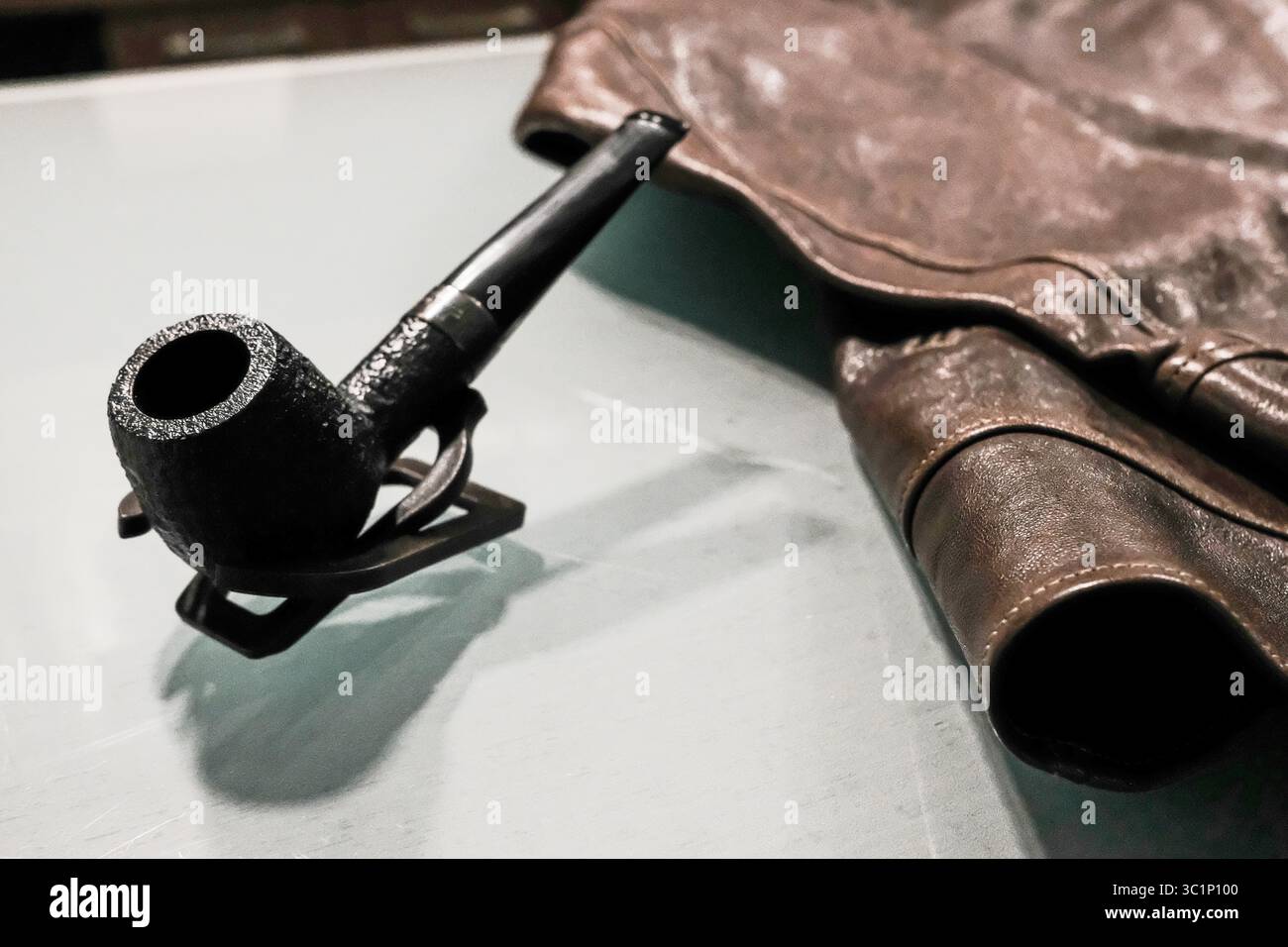 6 marzo 2019 - Gerusalemme, Israele - una delle iconiche pipe di Einstein e una giacca in pelle, prodotta da Levi Strauss & Co., che è apparsa sulla copertina di Time Magazine e fu successivamente riacquistata da Levi's in un'asta da Christie's di Londra per oltre $ 146.000, sono esposte all'Università ebraica di Gerusalemme. In occasione del 140° compleanno del Prof. Albert Einstein, l'Università ebraica di Gerusalemme ha svelato 110 pagine di manoscritti di Einstein appena donate, sia personali che scientifiche, che hanno fatto luce sulla vita e sui tempi dello scienziato, in un evento stampa presso il Givat RAM Safra Campus di Jerusale Foto Stock