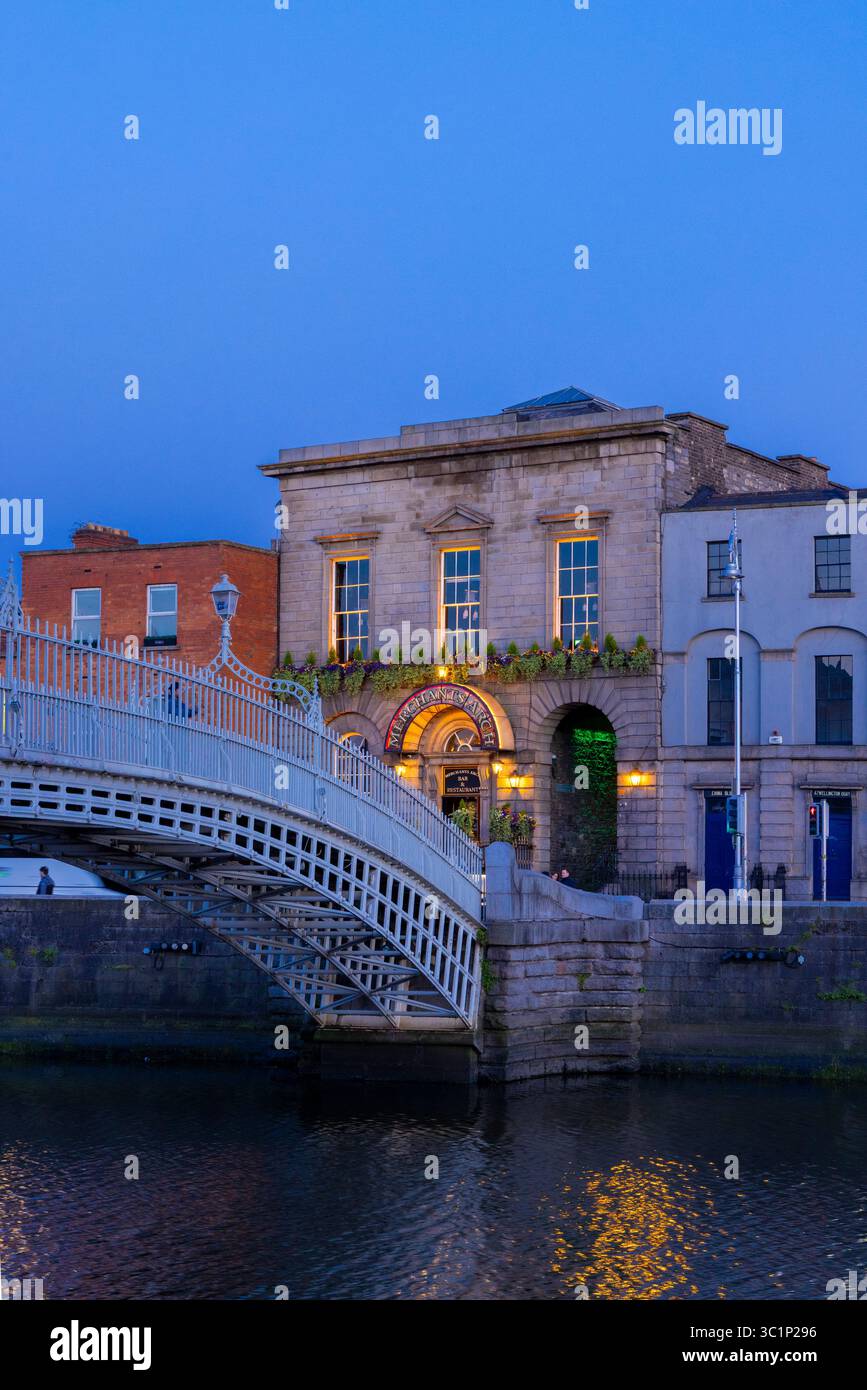 Il ponte Ha'penny a Dusk, Dublino, Repubblica d'Irlanda, Europa Foto Stock