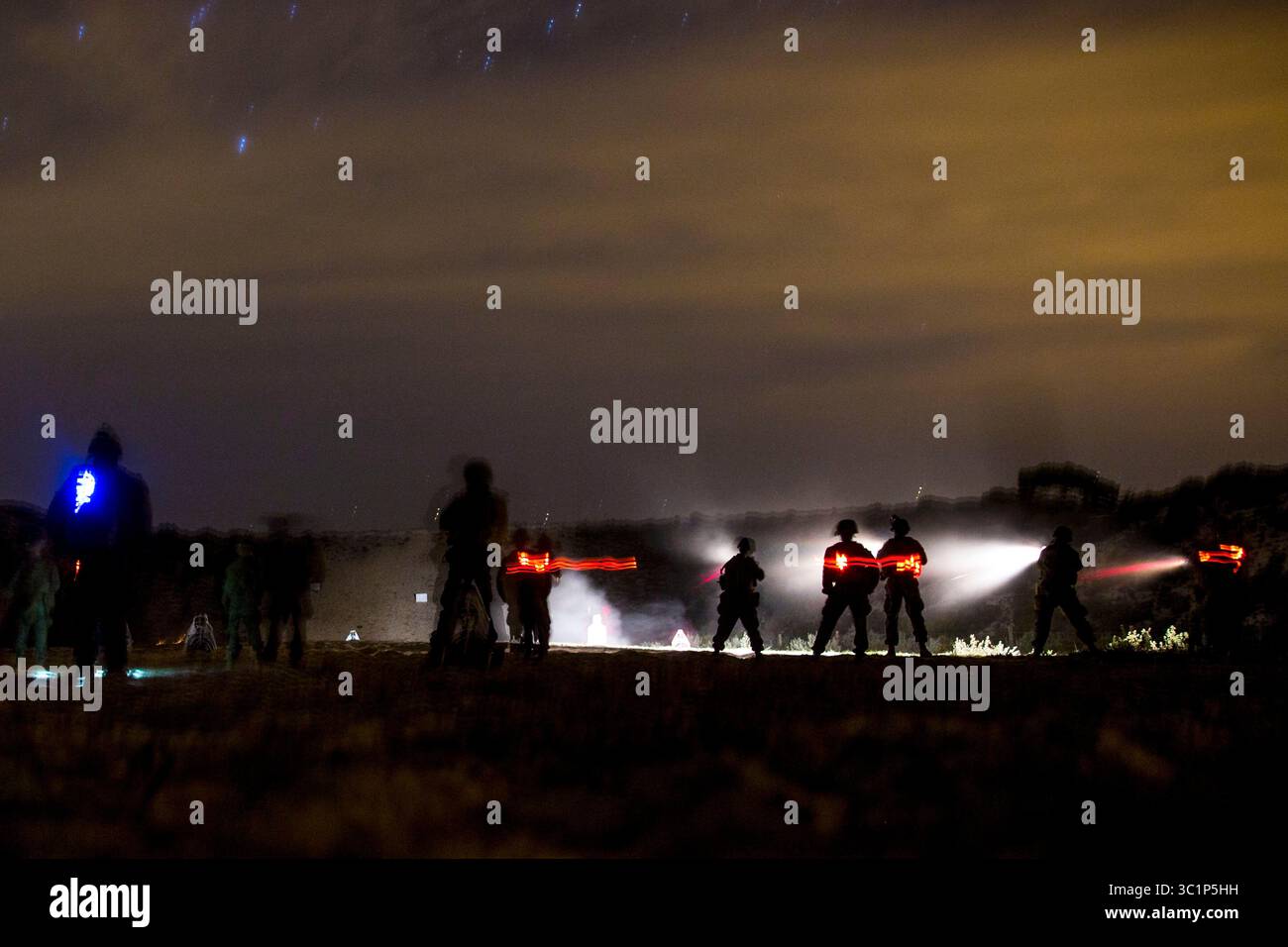 26 febbraio 2019 - Troia, Portogallo - Marines statunitensi con Special Purpose Marine Air-Ground Task Force-Crisis Response Africa 19.1, Marine Forces Europe and Africa, eseguono un attacco di squadra simulata durante un evento di addestramento con i marines portoghesi a Troia, Portogallo, 26 febbraio 2019. SPMAGTF-CR-AF è una forza a rotazione dispiegata per condurre operazioni di risposta alle crisi e di sicurezza del teatro in Europa e Africa. (Immagine di credito: © US Marines/ZUMA Wire/ZUMAPRESS.com) Foto Stock