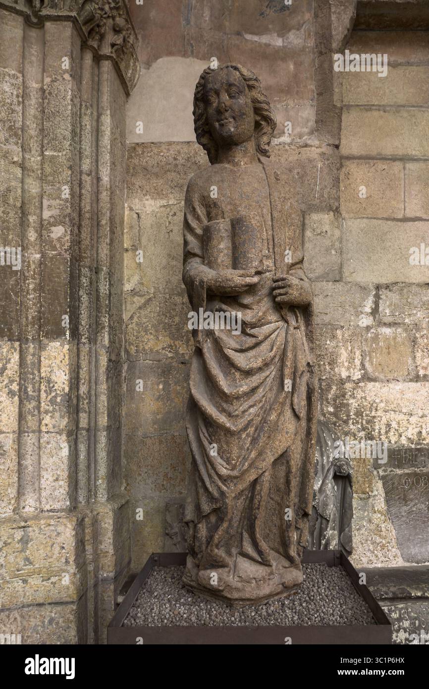 Antica statua in pietra di San Matteo con un libro all'ingresso della cattedrale Foto Stock