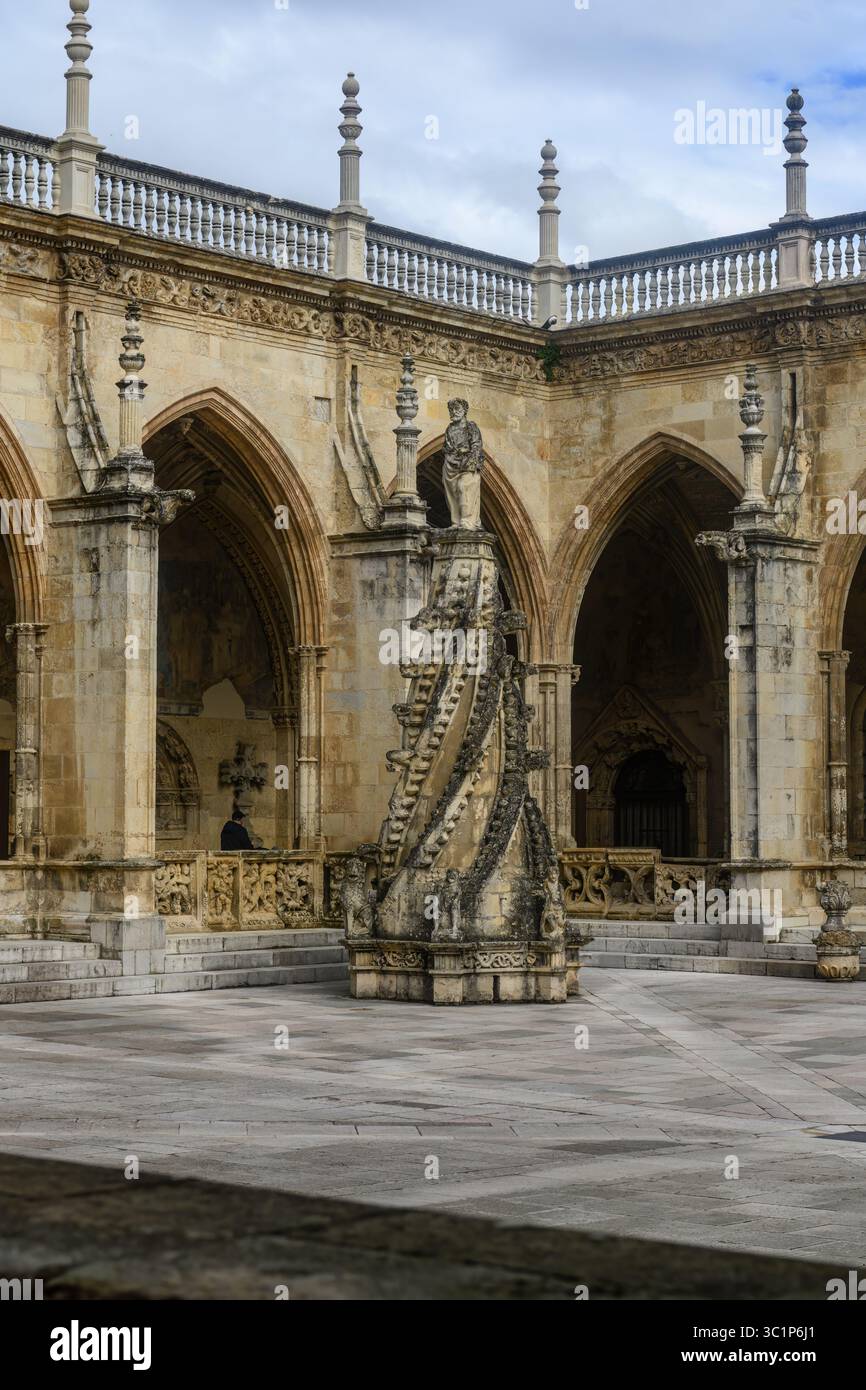Elaborato pinnacolo gotico in chiostro di pietra con archi e balaustra nel cortile storico Foto Stock