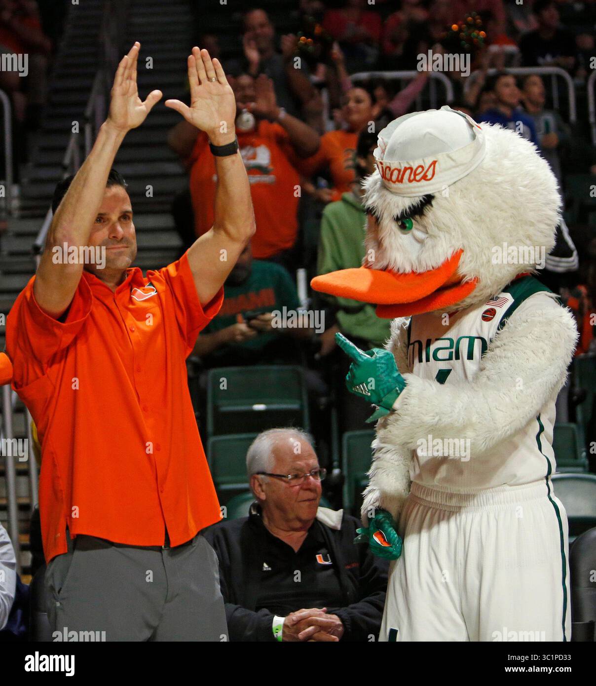2 gennaio 2019 - Coral Gables, Florida, Stati Uniti - l'allenatore di football dell'Università di Miami Manny Diaz saluta i tifosi insieme a Sebastian the Ibis durante la prima metà di una partita di basket NCAA tra i Miami Hurricanes contro i NC State Wolfpack al Watsco Center di Coral Gables il 3 gennaio 2019. (Immagine di credito: © David Santiago/Miami Herald/TNS via ZUMA Wire) Foto Stock