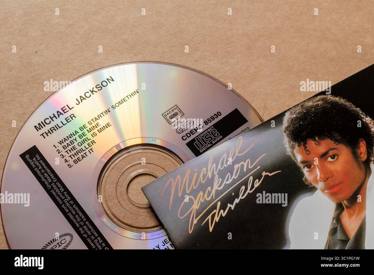 CD di Michael Jackson Thriller con tracklist visibile e copertina dell'album, isolato su sfondo vuoto Foto Stock